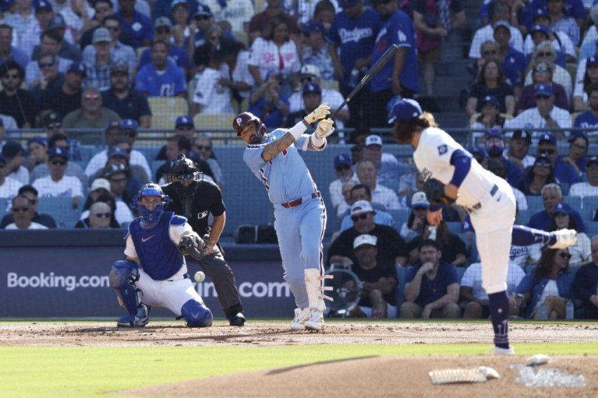 Nick Castellanos #8 de los Filis de Filadelfia batea un roletazo durante la segunda entrada contra los Dodgers de Los Ángeles en el cuarto juego de la Serie Divisional de la Liga Nacional en el Dodger Stadium el 9 de octubre de 2025 en Los Ángeles, California.&nbsp;