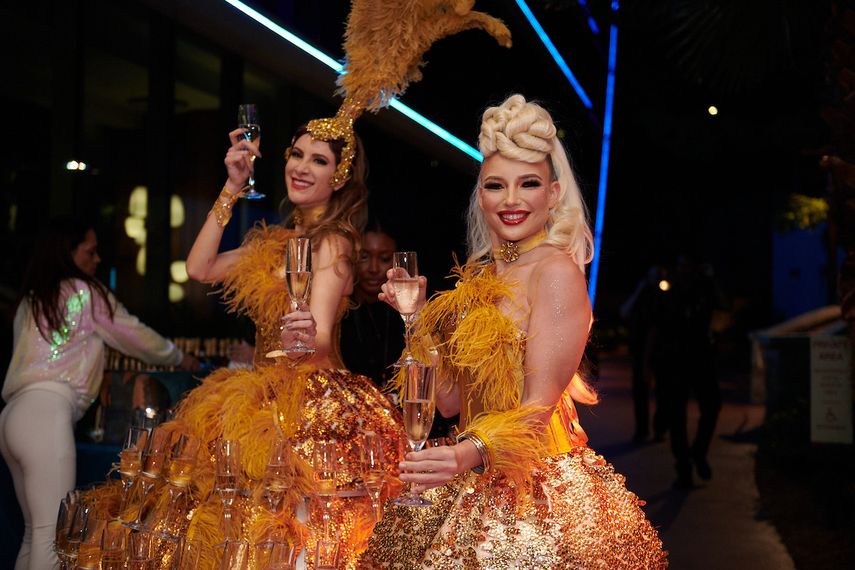 Modelos disfrazadas con trajes de época entregaban champán a los invitados.&nbsp;