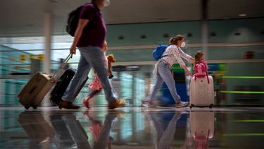 Turistas llegando al aeropuerto de Barcelona, España, el 7 de junio de 2021.&nbsp;