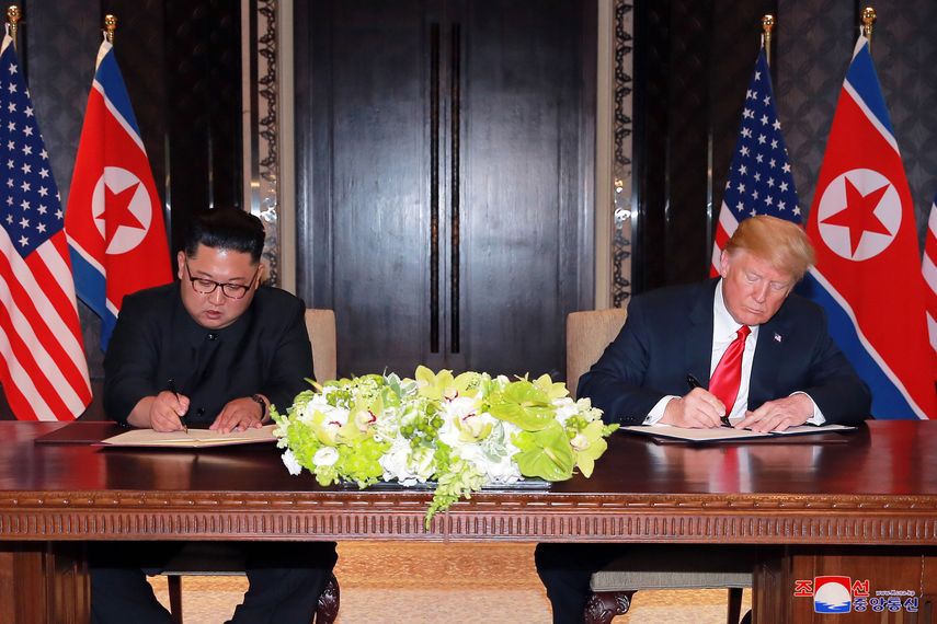 El gobernante de Corea del Norte,&nbsp;Kim&nbsp;Jong-un (i), y el presidente estadounidense Donald J.&nbsp;Trump, mientras firman un documento durante su reunión.&nbsp;