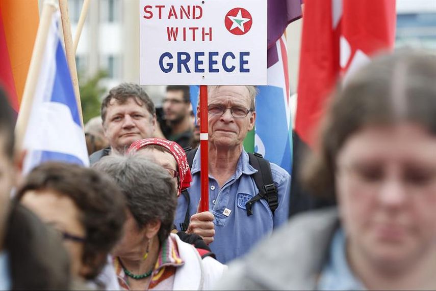  Varias personas participan en una manifestación en apoyo a Grecia, en Bruselas, Bélgica.(EFE)