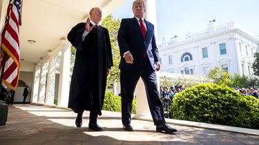 El presidente estadounidense Donald J. Trump conversa con el juez Anthony Kennedy (izda), quien se retiró del Tribunal&nbsp;Supremo&nbsp;de EEUU, en la Casa Blanca de Washington.