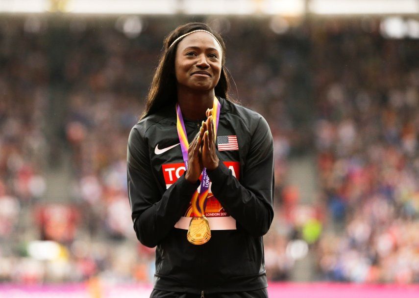 Tori Bowie recibe la medalla de oro tras ganar los 100 metros femeninos del Mundial de atletismo, el 7 de agosto de 2017, en Londres.