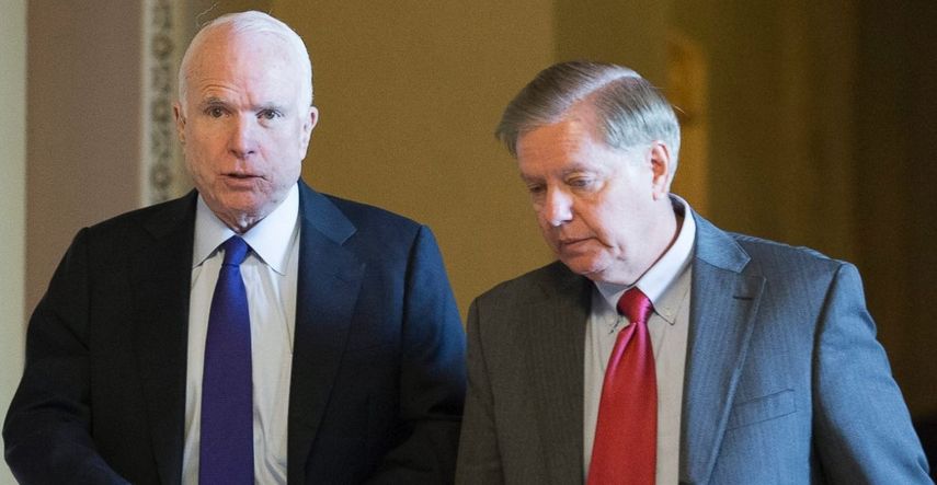Los senadores republicanos&nbsp;&nbsp;John McCain (izq.) y Lindsey Graham (der.)&nbsp;apoyaron la creación de un comité especial en el Congreso que investigue los ataques cibernéticos.