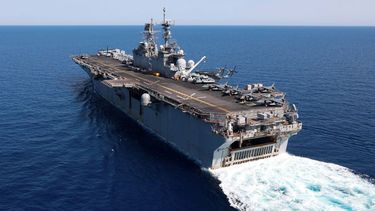 La nave de asalto anfibia USS Bataan navega por el Mar Rojo, 8 de agosto de 2023.&nbsp;