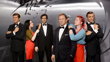 Dos empleadas preparan las figuras de cera de los actores que han reencarnado a James Bond en la gran pantalla en el museo Madame Tussauds de Londres. Las figuras de cera de Roger Moore, Timothy Dalton, Daniel Craig, Sean Connery, George Lazenby, y Pie