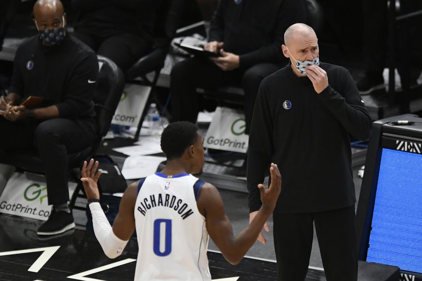 El entrenador de los Mavericks de Dallas Rick Carlisle y Josh Richardson (0) discuten con los árbItros durante el partido contra los Bulls de Chicago, el domingo 3 de enero de 2021, en Chicago.&nbsp;
