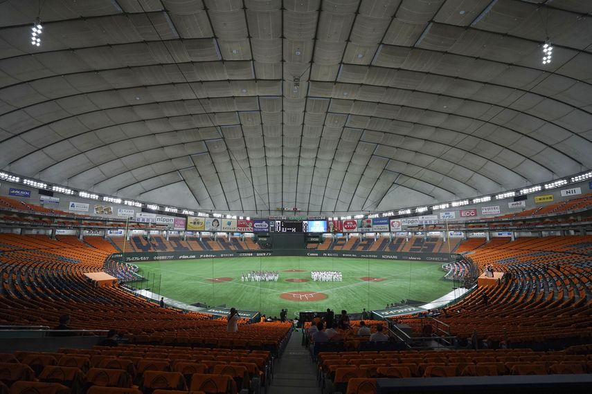 En esta foto del 19 de junio de 2020, los jugadores se re&uacute;nen previo a un partido de los Yomiuri Giants y los Hanshin Tigers en el Domo de Tokio. Las ligas profesionales de b&eacute;isbol y f&uacute;tbol permitir&aacute;n la presencia de aficionados desde esta semana.&nbsp;