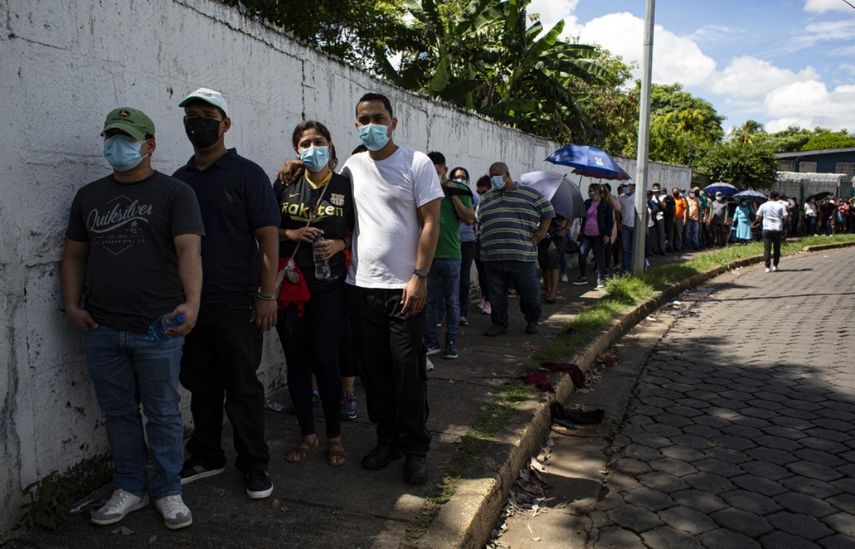 Personas realizan largas filas durante un día de vacunación masiva para personas mayores de 30 años para recibir la primera dosis de la vacuna Astrazeneca, en Managua, Nicaragua, el 20 de septiembre de 2021.