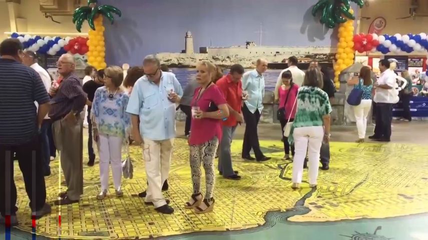 Rienda suelta a la imaginación para recorrer las calles de La Habana sobre un gran mapa que descansa en el suelo.