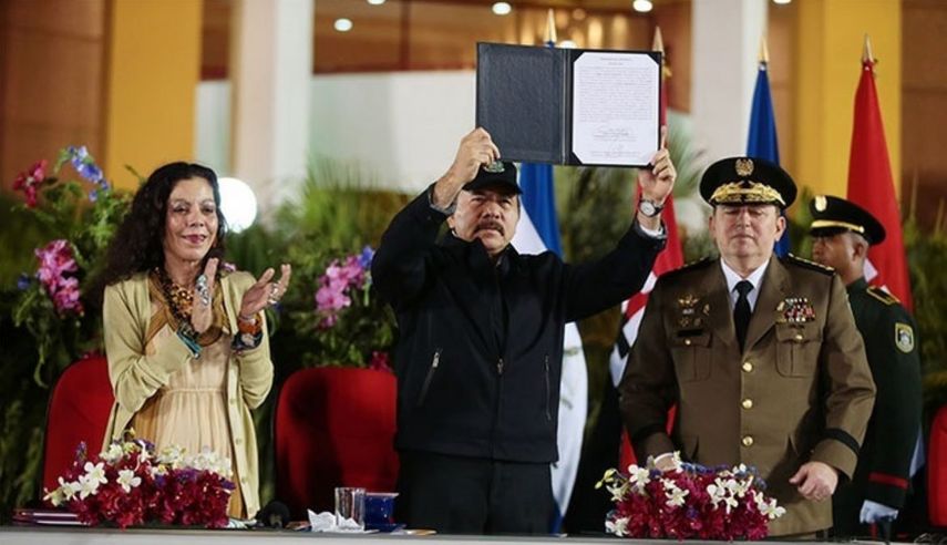 El dictador Daniel Ortega (centro) junto a Rosario Murillo, su esposa y vicepresidente de Nicaragua; y el jefe del Ejército, Julio Avilés, un incondicional de Ortega.&nbsp;