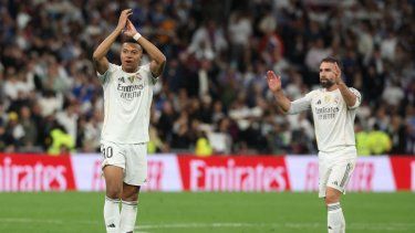 El delantero francés del Real Madrid, Kylian Mbappé (izq.), y el defensa español Dani Carvajal celebran una victoria al final de un partido ante el Barcelona, el 26 de octubre de 2025.&nbsp;