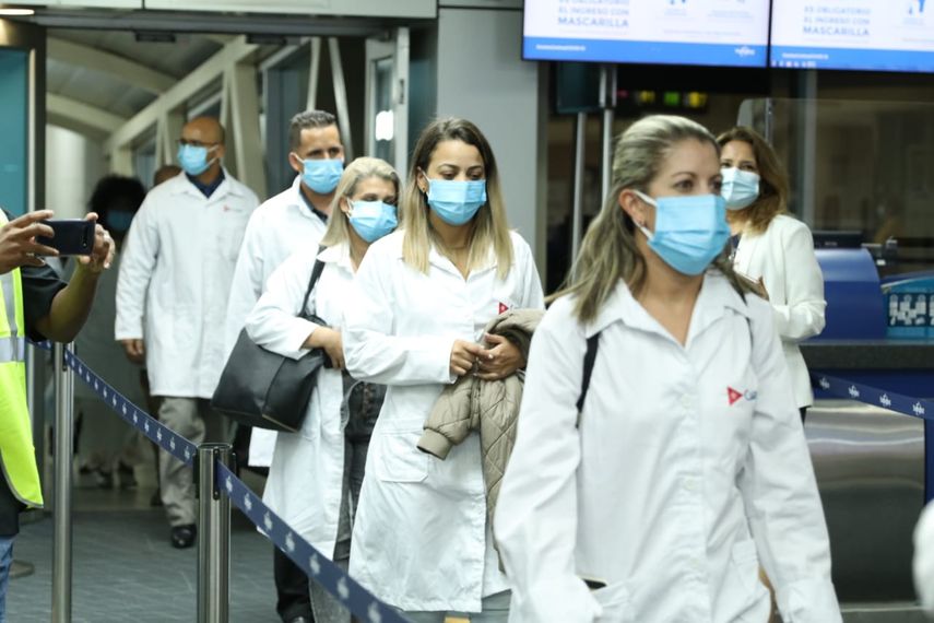 Foto difundida por el Ministerio de Salud de Panamá del personal médico cubano a su llegada a ese país.