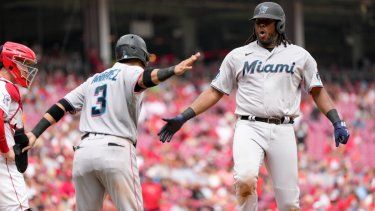 Josh Bell (derecha) de los Marlins de Miami celebra con Luis Arráez (3) tras conectar un jonrón ante los Rojos de Cincinnati, el miércoles 9 de agosto de 2023.