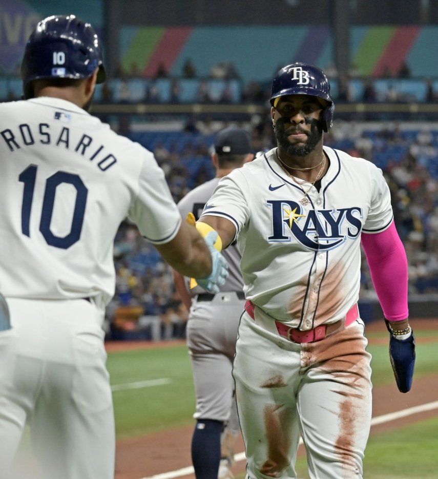 El dominicano de los Rays de Tampa Bay, Amed Rosario, felicita a su compañero Yandy Díaz después de que anotó ante el abridor de los Yanquis de Nueva York, el martes 9 de julio del 2024.