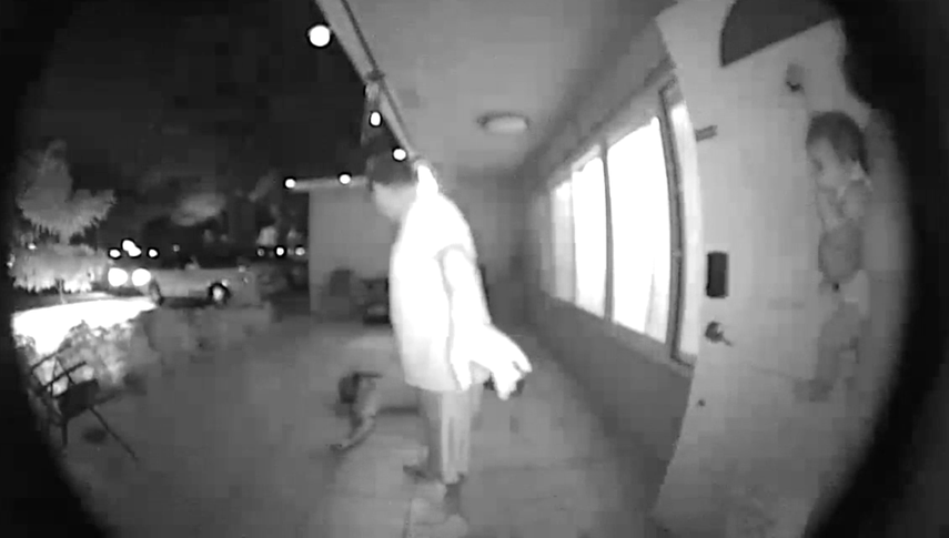 Jeff Pigeon dice que estaba sentado en su casa viendo la televisión la noche del sábado cuando dice haber escuchado un golpe frenético y haber encontrado a una persona en el&nbsp;portal&nbsp;pidiendo ayuda.