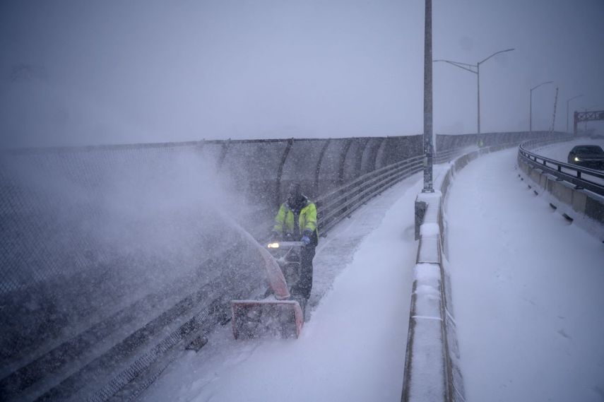 Un trabajador retira la nieve en un puente en el distrito de Brooklyn de Nueva York el 29 de enero de 2022.