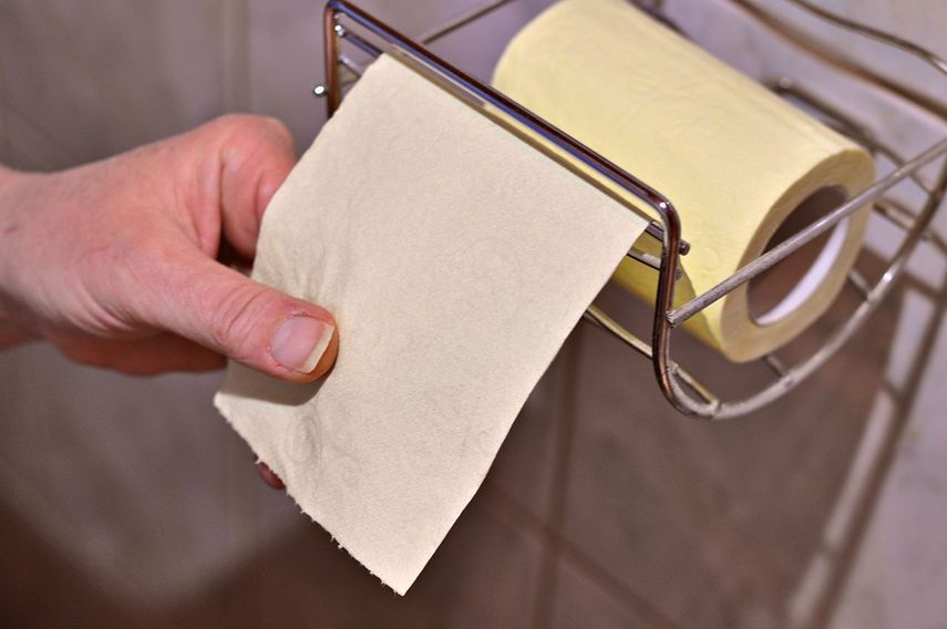 Una mujer hace uso del papel higiénico.