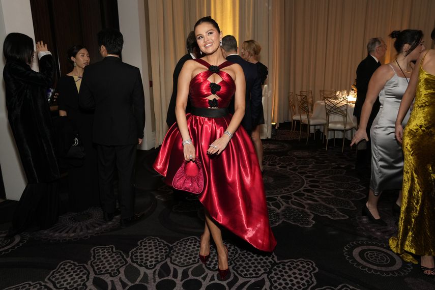 Selena Gomez llega a la 81a edición de los Globos de Oro el domingo 7 de enero de 2024, en el Hotel Beverly Hilton en Beverly Hills, California.