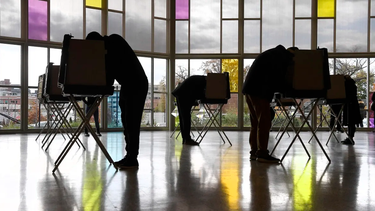 Votantes marcan sus boletas en la First Presbyterian Church, en Stamford, Connecticut.&nbsp;