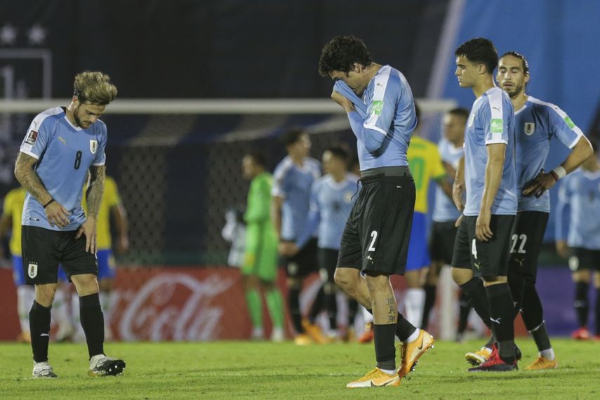 Siete integrantes de Uruguay dieron positivo al COVID-19 tras el partido contra Brasil por las eliminatorias mundialistas sudamericanas.