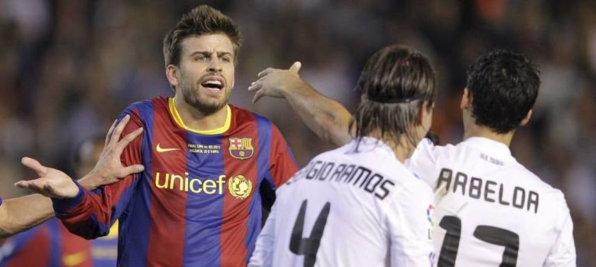 Piqué discutiendo con Ramos y Arbeloa en un clásico. (EFE)