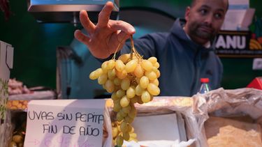 Expositor con uvas en una frutería de un mercado de abastos. A 30 de diciembre de 2024, en Sevilla (Andalucía, España).
