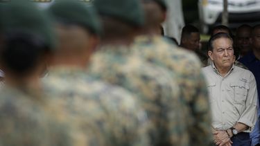 El presidente paname&ntilde;o Laurentino Cortizo asiste a una ceremonia de graduaci&oacute;n de oficiales de polic&iacute;a en Meteti, Panam&aacute;.