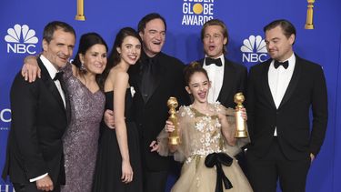 El elenco de Once Upon a Time... in Hollywood posa en la sala de prensa tras ganar el Globo de Oro a la mejor pel&iacute;cula de comedia o musical y mejor guion.