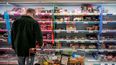 Hombre realizando compras de alimentos en un supermercado&nbsp;