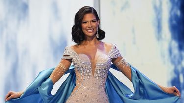 Sheynnis Palacios, Miss Universo 2023, desfila en traje de gala.&nbsp;