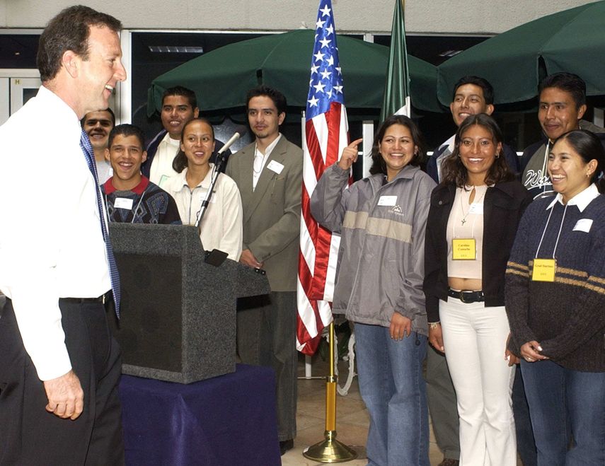 El objetivo es quitar la tremenda burocracia que existe y facilitar también la reinserción de muchos mexicanos en el sistema laboral de su país de origen.