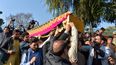 Los dolientes llevan el ataúd de la periodista Malalai Maiwand, quien fue asesinada a tiros por hombres armados en Jalalabad el 10 de diciembre de 2020.&nbsp;