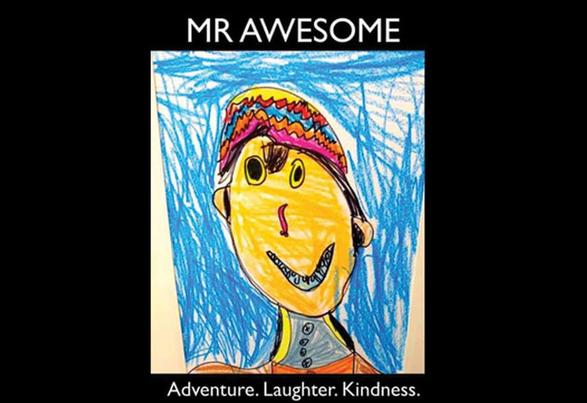 El inspirador retrato Mr. Awesome que pintó un niño de 7 años antes de morir electrocutado en la piscina de su casa de Miami, se está convirtiendo en un fenómeno viral en internet y son muchos los que ya se han fotografiado con el dibujo. EFE