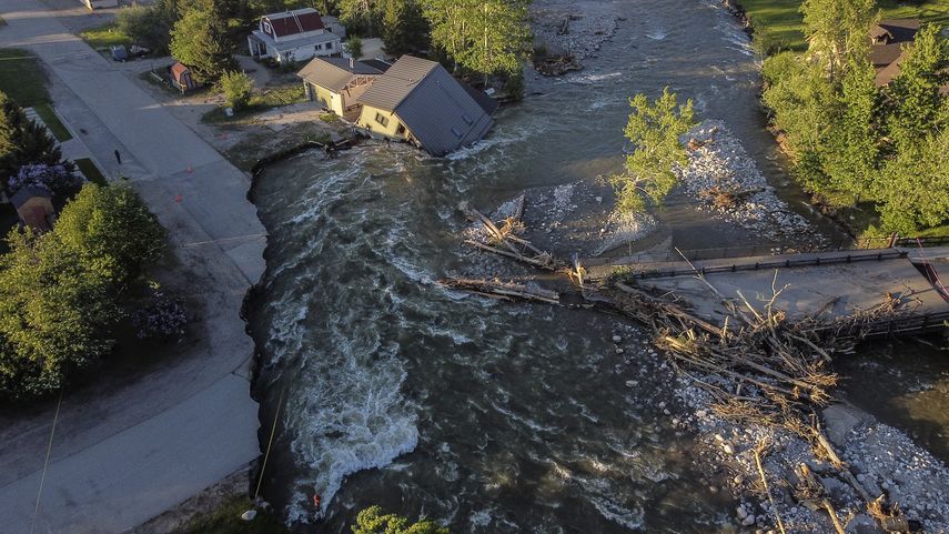 Una casa dañada parcialmente después de que las crecidas causaran inundaciones en Red Lodge, Montana, el miércoles 15 de junio de 2022.&nbsp;