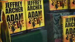 Ejemplares de la nueva novela del autor británico Jeffrey Archer, Adam and Eve, se ven en el escaparate de la librería Hatchards, en Piccadilly, en el centro de Londres, el 6 de octubre de 2026, tras el anuncio de su muerte anoche.