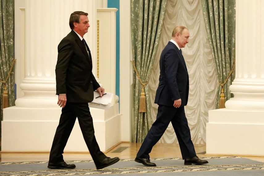 Jair Bolsonaro escoltado por Vladimir Putin el 16FEB22 en Moscú.&nbsp;