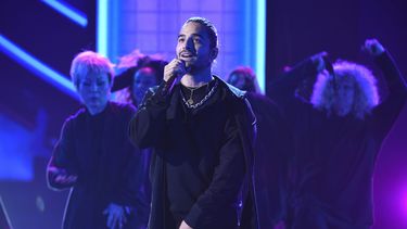 Maluma interpreta Mala mía en la ceremonia de los Latin American Music Awards (AMAs) el 25 de octubre de 2018 en el Teatro Dolby en Los Angeles. 