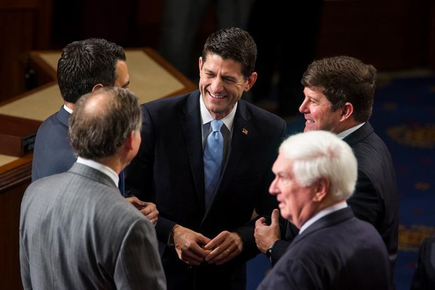 Paul Ryan (c) habla con otros congresistas en el Capitolio, después de haberse anunciado su triunfo para presidir la Cámara. (EFE)