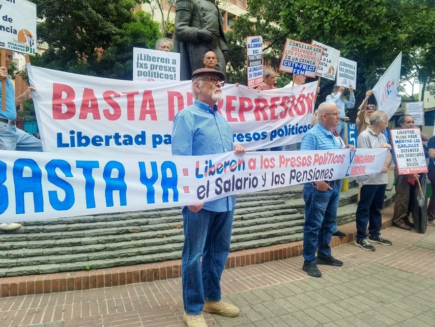 Durante protesta en Caracas, este 14 de agosto, sindicatos y gremios entregaron un documento en el que pidieron al defensor del Pueblo, Alfredo Ruiz, investigar de forma imparcial las agresiones sufridas por el grupo de madres de presos políticos poselectorales.
