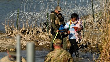 Un inmigrante ingresa por la frontera a Estados Unidos en Eagle Pass, Texas, acompañado de dos menores. 