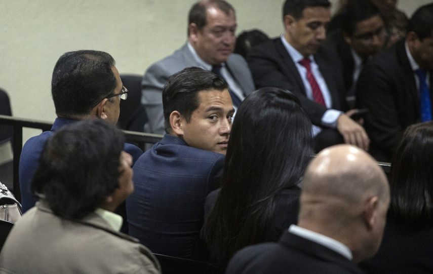 Jose Manuel Morales, hijo del presidente Jimmy Morales, mira por encima de su hombro en una corte en Ciudad de Guatemala el lunes 19 de agosto de 2019.