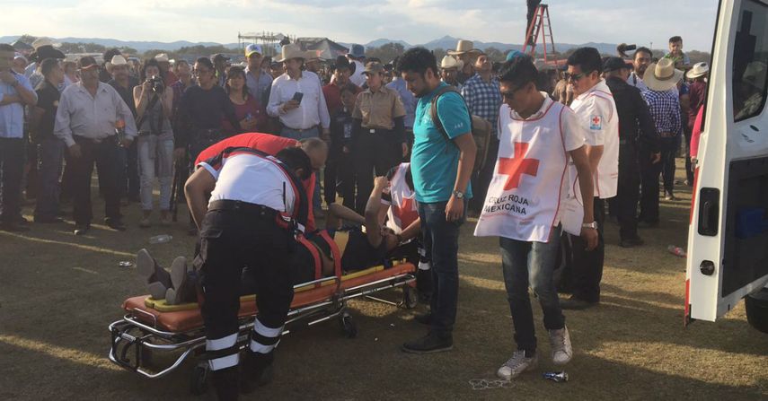 Un hombre murió y otro quedó herido después de atravesarse en la pista de una carrera de caballos en la fiesta de 15 años de una adolescente mexicana que se volvió viral en las redes sociales.