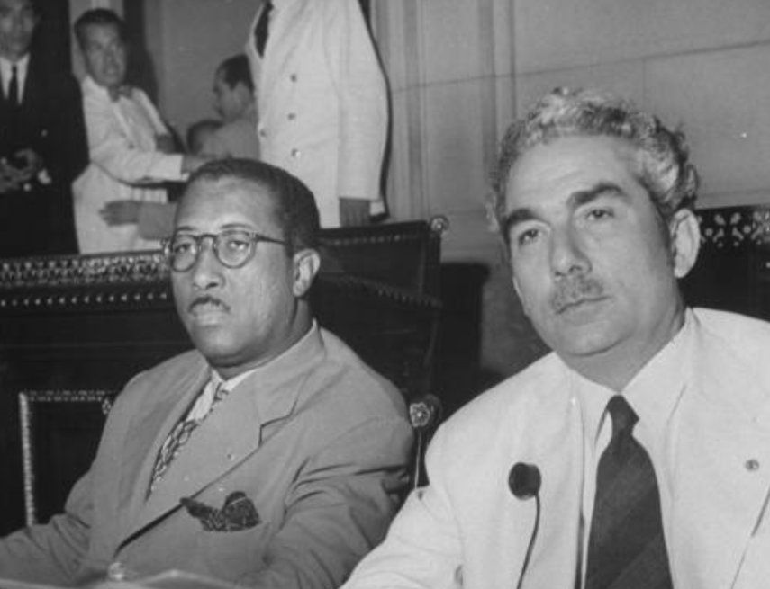 Captura de pantalla del medio oficialista cubano Radio Rebelde, donde aparece la foto tomada en mayo de 1945 por Ed Clark, en la que figuran Salvador García Agüero (izquierda) y Juan Marinello Vidaurreta.