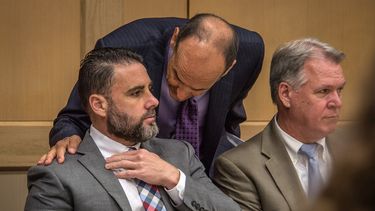 El hispanoestadounidense Pablo Ibar (izq.) escucha a su abogado, Benjamin Waxman, junto a su colega Kevin J. Kulik (dcha), durante una audiencia celebrada en el tribunal del condado Broward, en Fort Lauderdale, el 20 de mayo de 2019.