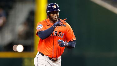 El cubano Yordan Álvarez recorre las bases del Globe Life Field, estadio de los Rangers de Texas, tras conectar un cuadrangular