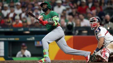 Randy Arozarena, de México, batea frente a su compañero Cal Raleigh, de Estados Unidos, durante un juego entre ambos países en el Clásico Mundial de Béisbol, el 9 de marzo de 2026.