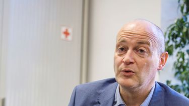 En esta foto del 18 de diciembre del 2020, Francesco Zambon, autor principal de un reporte retirado de la OMS sobre la respuesta italiana al coronavirus, muestra el reporte durante una entrevista con la Associated Press en Roma.&nbsp;