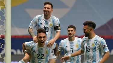 El argentino Lautaro Martínez&nbsp; celebra con sus compañeros Lionel Messi, Nicolás González y Rodrigo De Paul después de anotar contra Colombia&nbsp;