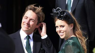 En esta foto de archivo del 31 de agosto de 2019, la princesa Beatriz de Gran Bretaña con su esposo, Edoardo Mapelli Mozzi, asiste a la boda de Ellie Goulding y Caspar Jopling, en York, Inglaterra.
